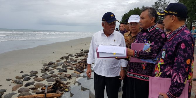 PENINJAUAN: Menteri Pekerjaan Umum dan Perumahan Rakyat (PUPR) Basuki Hadimuljono di jalur Trans Papua. (foto: PUPR for ngopibareng.id)