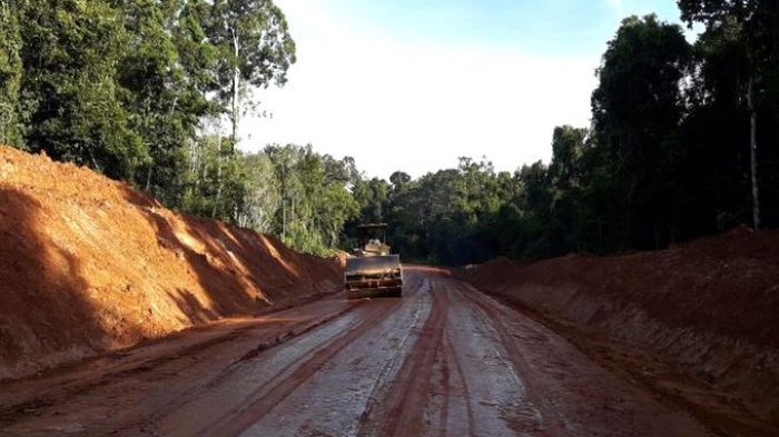 AKSES JALAN: Pembangunan jalur Trans Papua Barat, membuka akses ekonomi masyarakat. (foto: PUPR for ngopibareng.id)