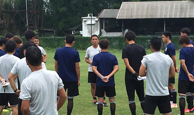 Pemain Jepang U-19 saat diberi arahan oleh pelatihnya, Masanaga Kageyama, jelang duel lawan Indonesia U-19. (jfa.jp)