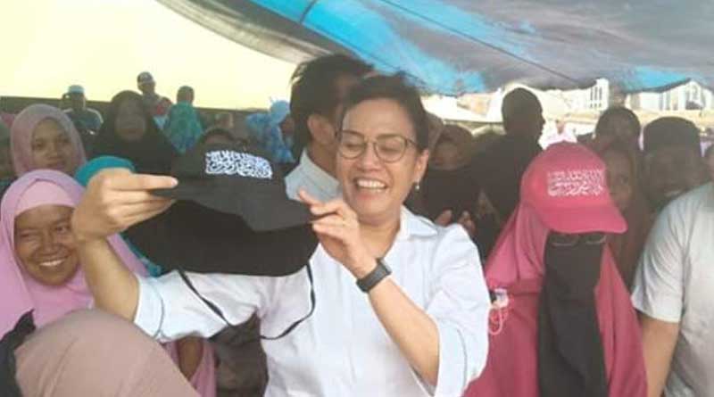 Sri Mulyani menerima topi bertuliskan kalimat Tauhid dari warga yang menjadi korban bencana alam di Palu.