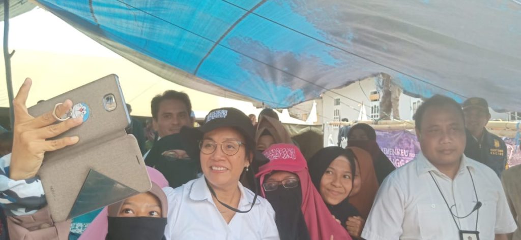 Foto tersebut diambil ketika Menteri Keuangan RI meninjau lokasi penampungan korban gempa di Desa Vatitela