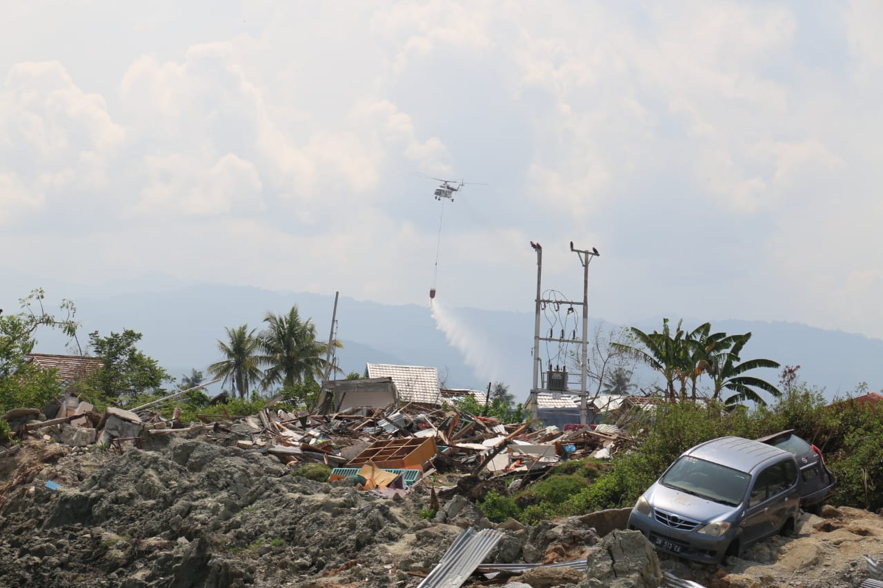 Penyemprotan disinfektan di lokasi Likuifaksi Palu. Foto: BNPB 