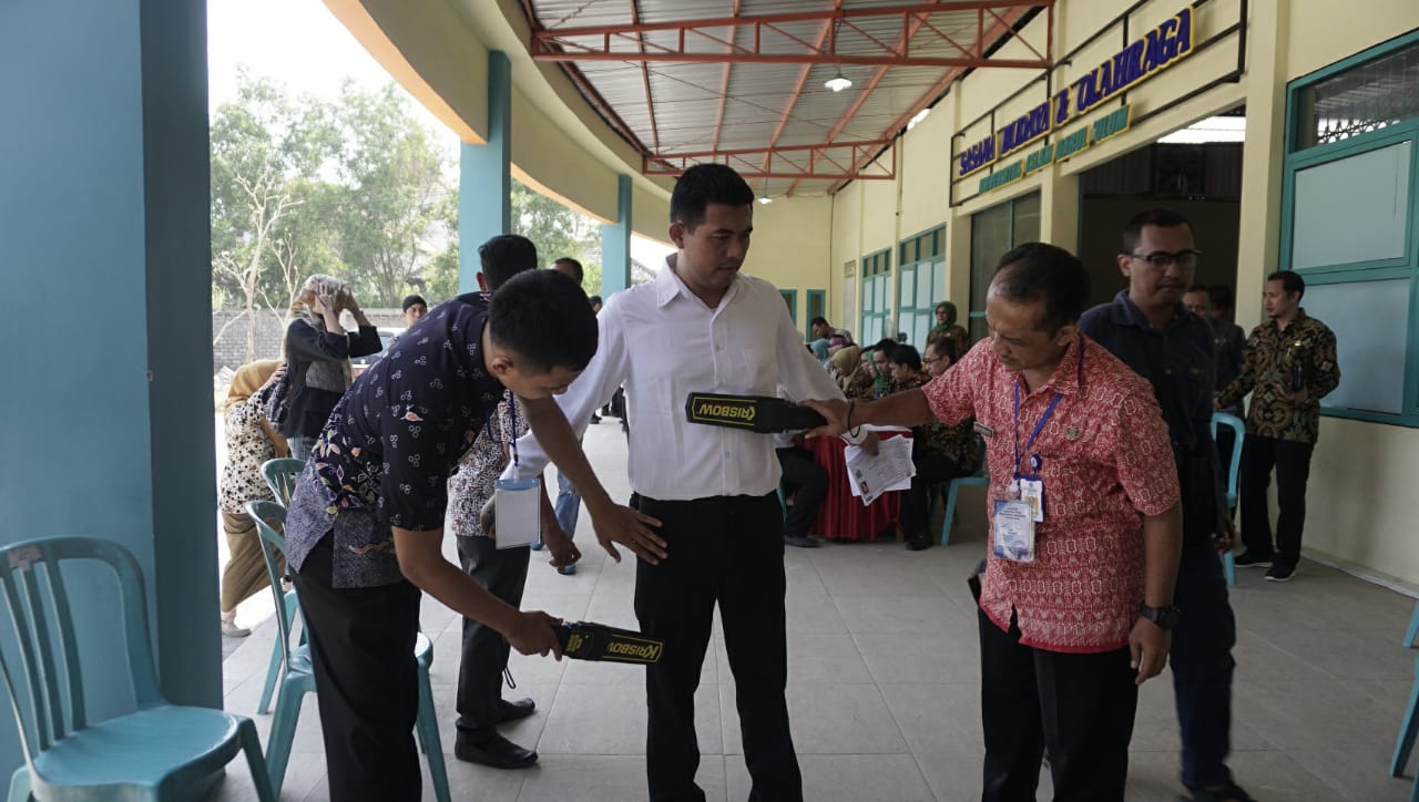 Peserta CPNS harus melalui pemeriksaan metal detector. (Foto: Totok/ngopibareng.id)