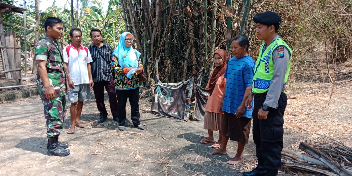 Babinsa Koramil 0815/08, Babinkamtibmas dan Petugas UPT Puskesmas Dawarblandong Lakukan Verifikasi ODF 