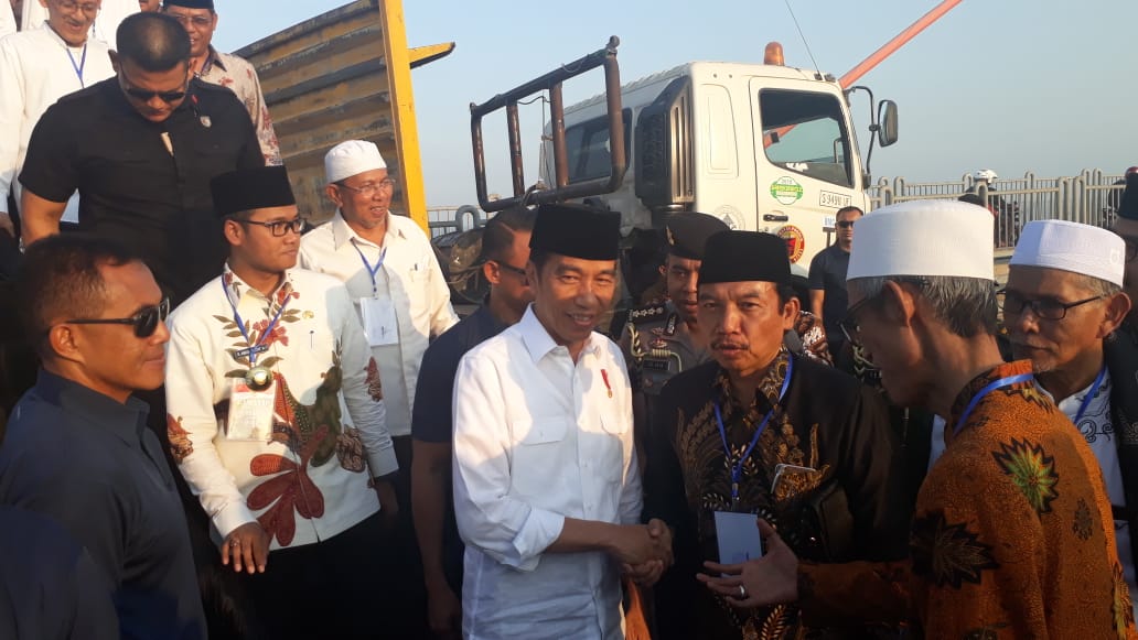 Presiden Joko Widodo saat meresmikan pembebasan Jembatan Suramadu, Sabtu, 27 Oktober 2018. (foto: farid/ngopibareng.id) 