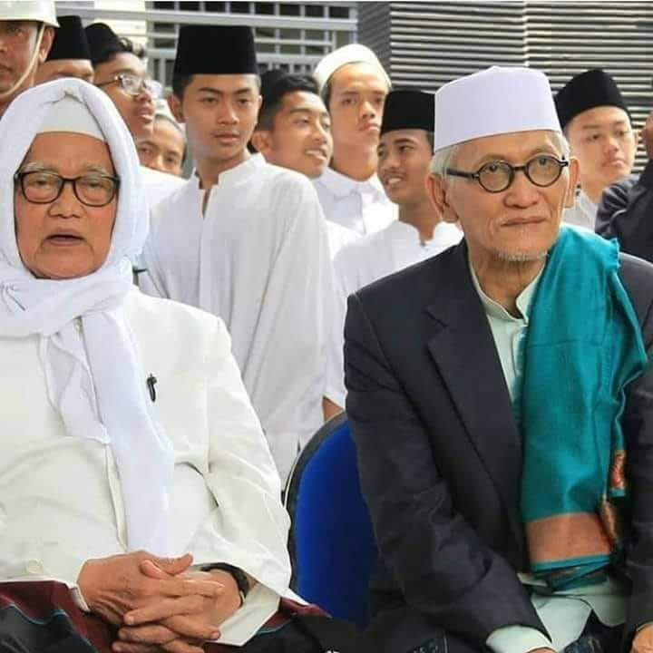 PESAN KEBAIKAN: Penjabat Rais Am PBNU KH Miftachul Akhyar (kanan) bersama KH M Anwar Manshur. (foto: dok ngopibareng.id)