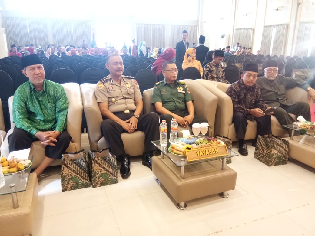 Pasi Pers Kodim 0815 Kapten Inf Kambali Saat Menghadiri Wisuda Sarjana STIT Raden Wijaya Kota Mojokerto