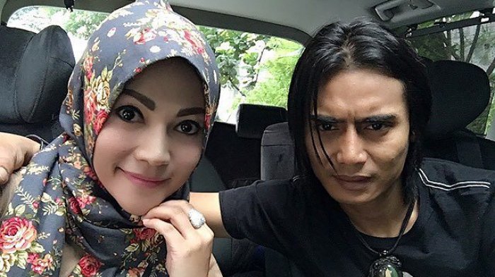 Pasangan Charly Van Houten, vokalis Setia band, dan sang istri, Regina.