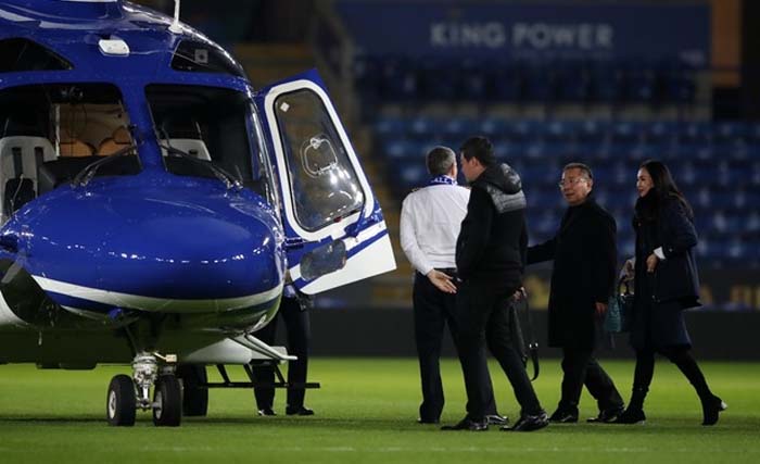 Bos Leicester City, Vichai Srivaddhanaprabha ketika hendak naik helikopternya di Stadion King Power. Heli ini Sabtu kemarin jatuh di dekat stadion.   (Foto: BBC)