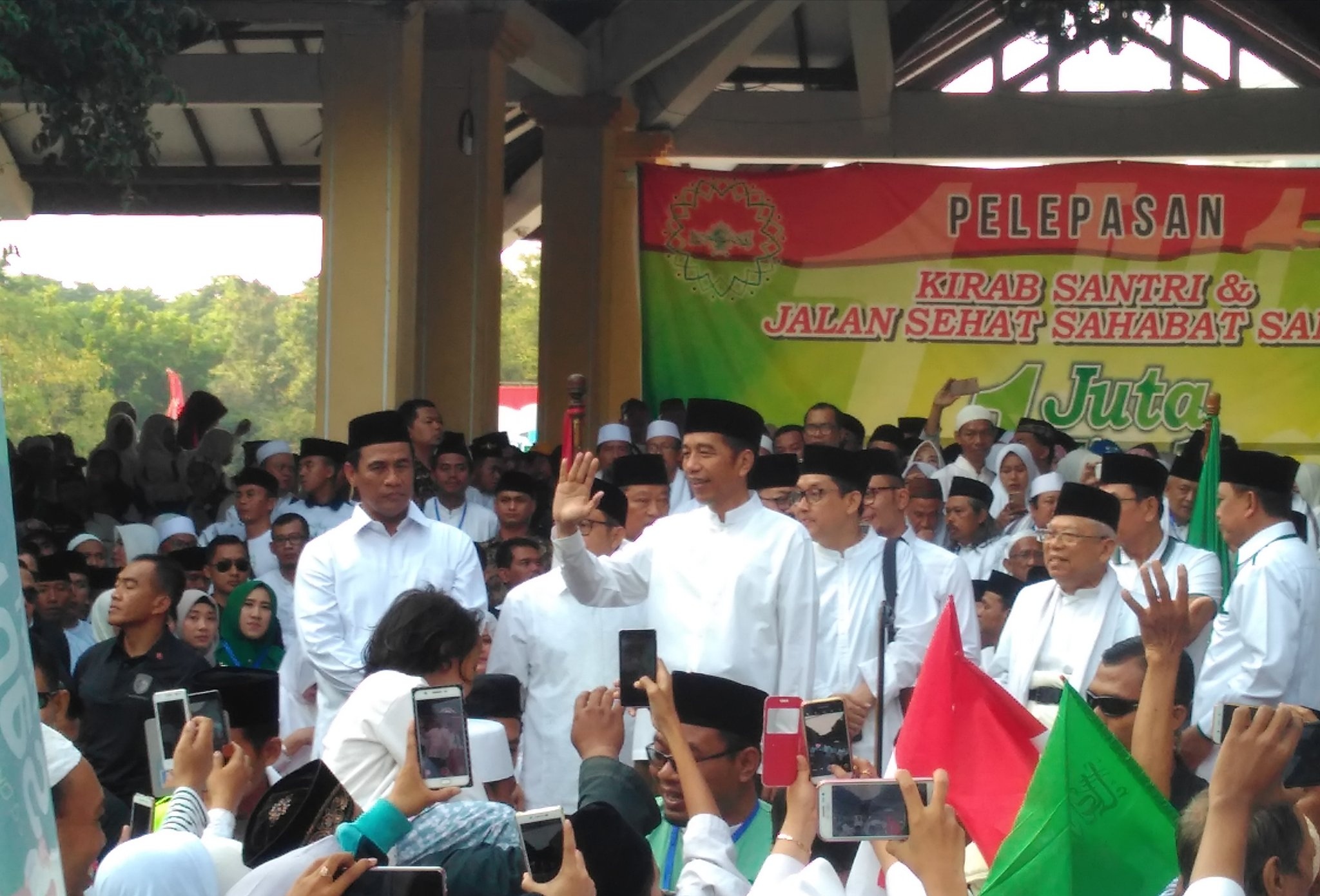 Jokowi melepas kirab santri di Alun-Alun Sidoarjo, Minggu, 28 Oktober 2018. (foto: Istimewa) 