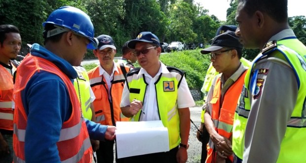 TINJAU LANGSUNG: Kepala Balai Kementerian PUPR Wilayah XVII Papua Barat, Dr. Ir Yohanes Tulak, MT. (foto: pupr for ngopibareng.id)