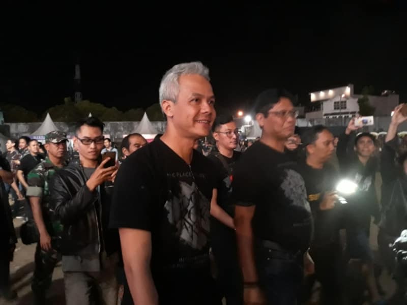 Gubernur Jawa Tengah Ganjar Pranowo berbaur dengan para penonton YogyaROCKarta #2.