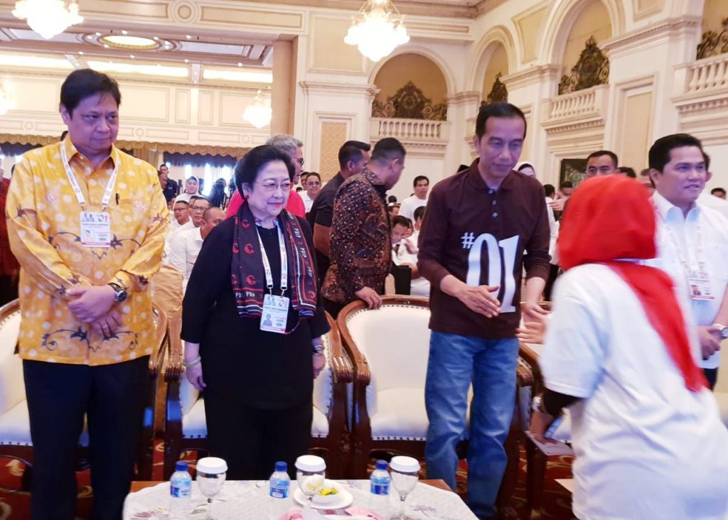 Calon Presiden Nomor Urut 1 Joko Widodo hadiri Rapat Kerja Nasional Tim Kampanye Nasional (TKN) Jokowi - Ma'ruf Amin di Surabaya. Jokowi mengenakan kaos bertuliskan #01. (Foto: Antara)