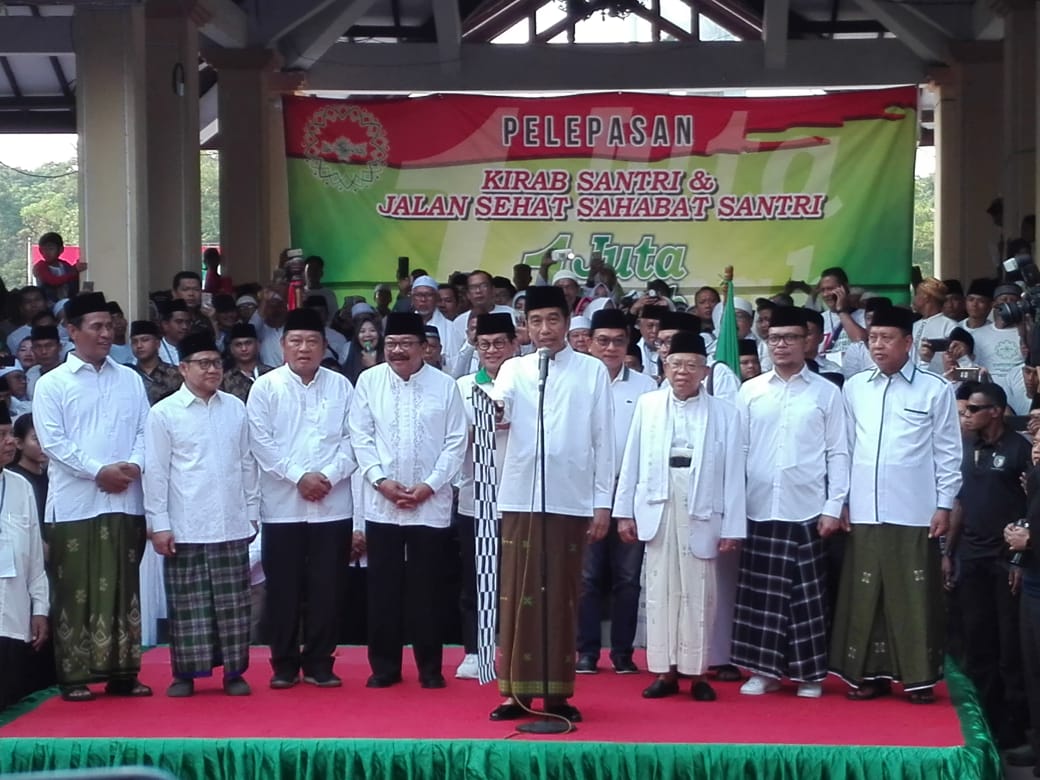 KIRAB: Presiden Jokowi saat memberangkatkan Kirab Hari Santri di Sidoarjo. (foto: ngopibareng.id)