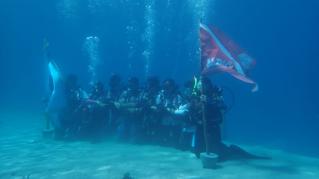 Upacara di bawah laut. (Dokumentasi FISHDIC FPIK UB)