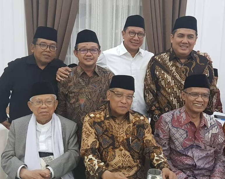 BERSAMA: Haedar Nashir (kanan, duduk) bersama para tokoh Islam. (foto: ngopibareng.id)