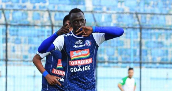 Makan Konate melakukan selebrasi usai mencetak gol ke gawang PSMS. (Foto: twitter@AremafcOfficial)