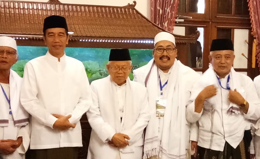 BERSAMA: KH Ma'ruf Amin bersama Presiden Joko Widodo, sebelum ke Istighotsah Kubro. (foto: ngopibareng.id)