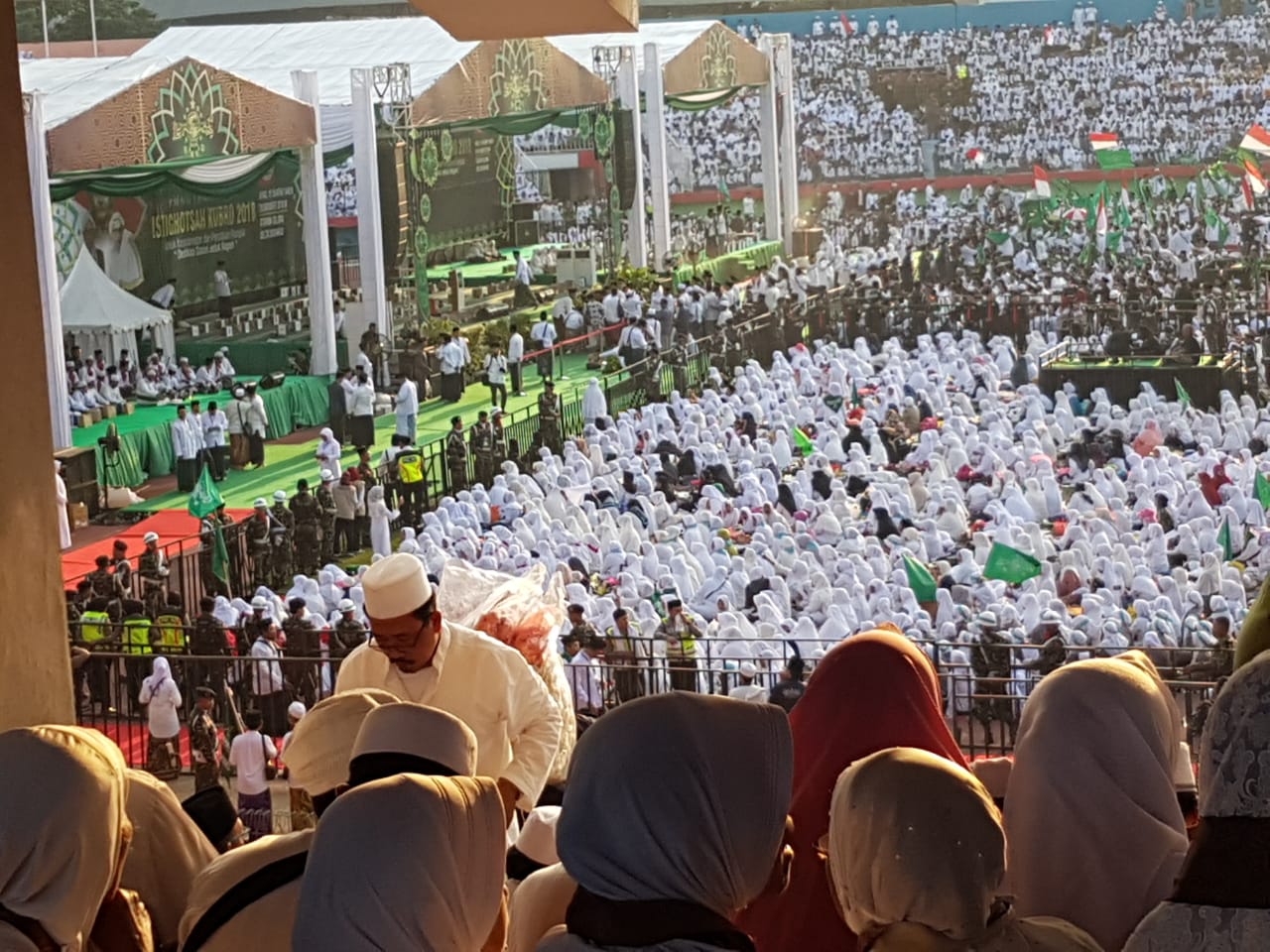 Peserta Istighotsah Kubro di Gelora Delta Sidoarjo, 2018. (foto: ngopibareng.id) Peserta Istighotsah Kubro di Gelora Delta Sidoarjo, 2018. (foto: ngopibareng.id)