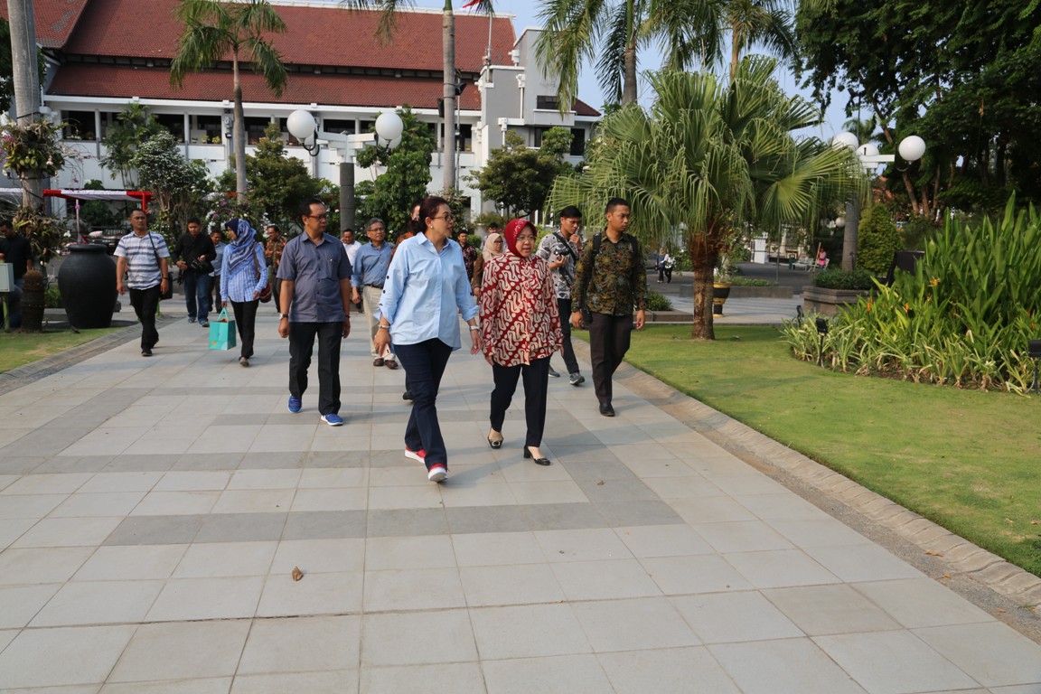 Dirjen Pengelolaan Sampah dan Limbah Bahan Beracun Berbahaya (B3) Rosa Vivien Ratnawati saat bertemu Wali Kota Surabaya Tri Rismaharini, di Taman Surya Balai Kota Surabaya, Minggu, 268 Oktober 2018. (foto: Istimewa) 