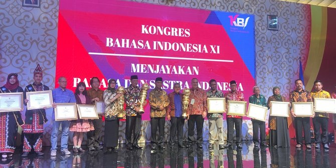 Menteri Pendidikan dan Kebudayaan (Mendikbud) Muhadjir Effendi memberikan Anugerah dan Penghargaan Kebahasaan dan Kesastraan 2018.