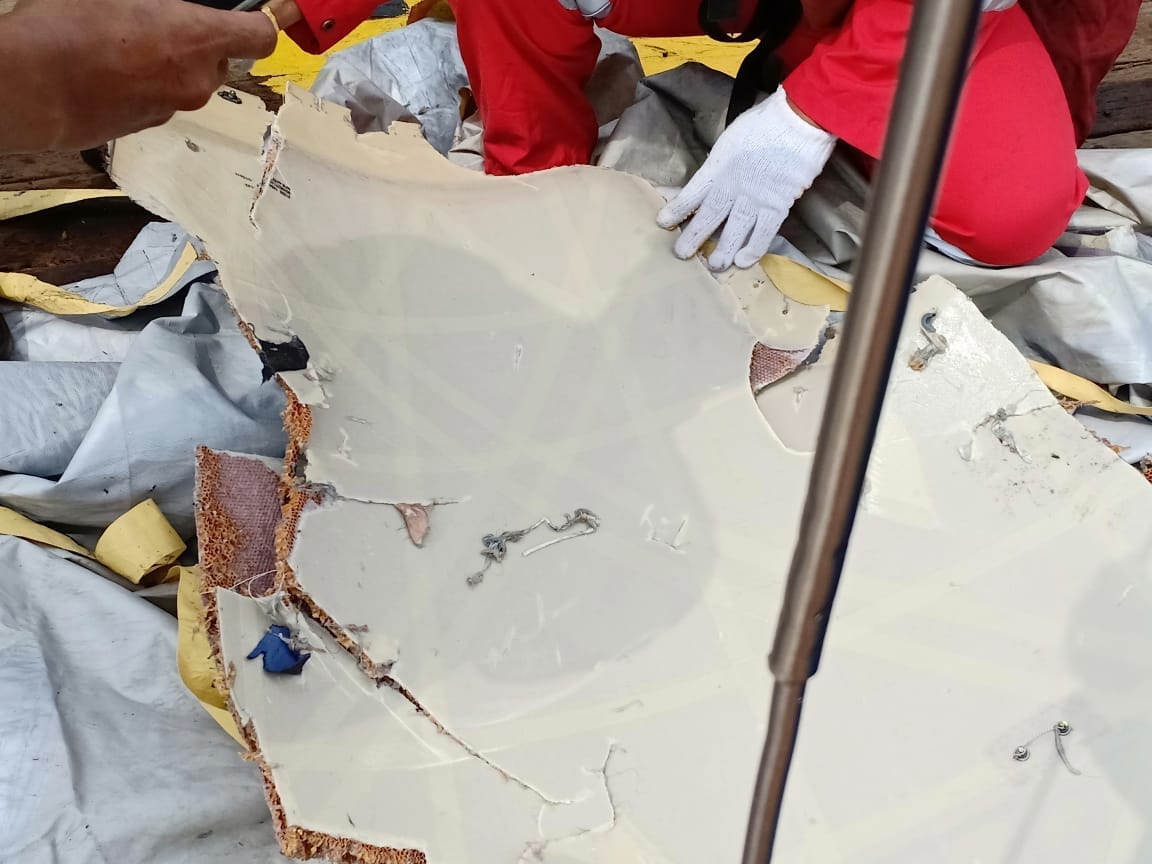 Awak patroli rig Pertamina temukan puing. (Foto: Istimewa)