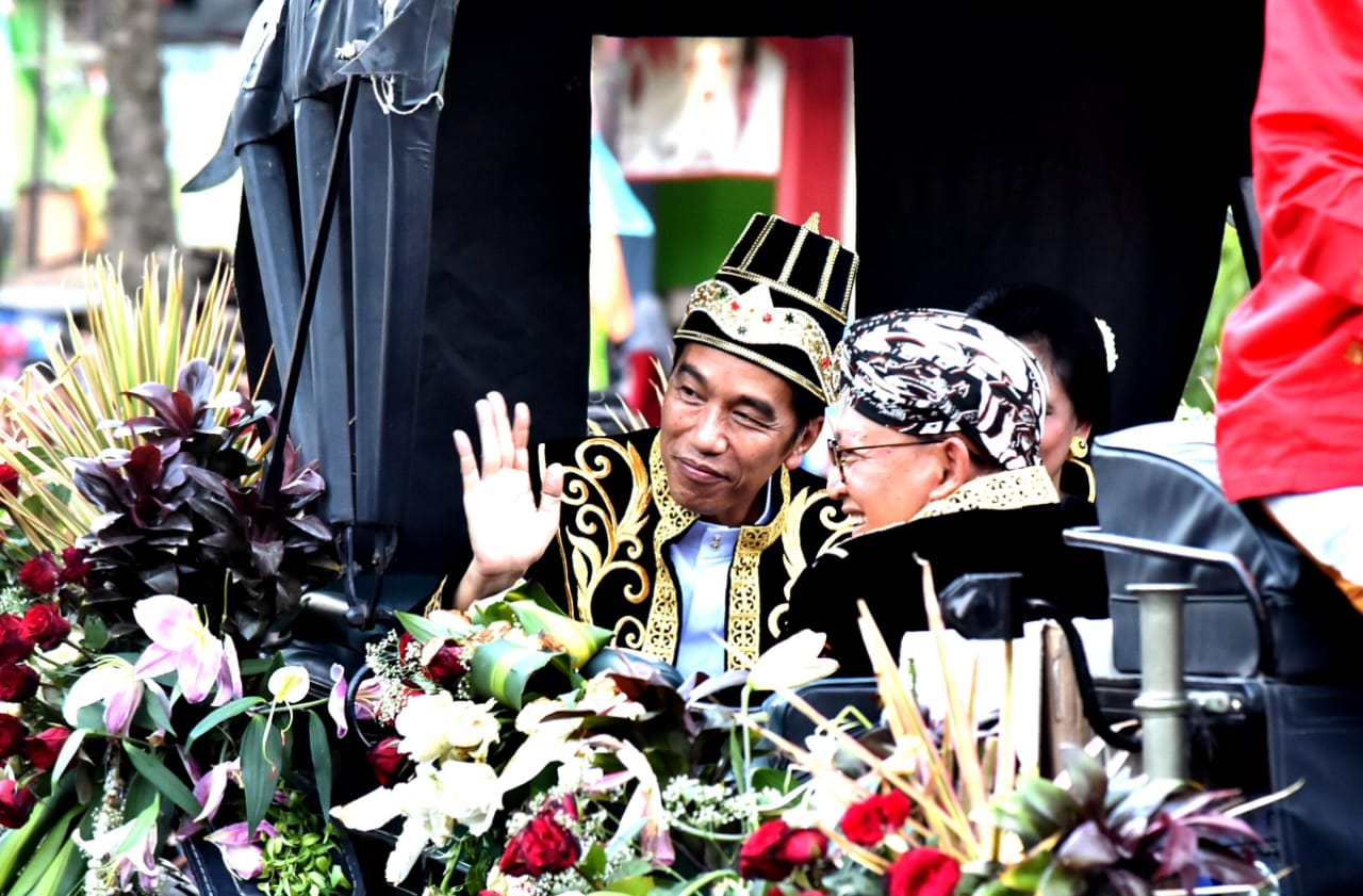 Sapa ramah Presiden di atas Kereta Kencana dari Kasepuhan Cirebon. foto:kemenpar