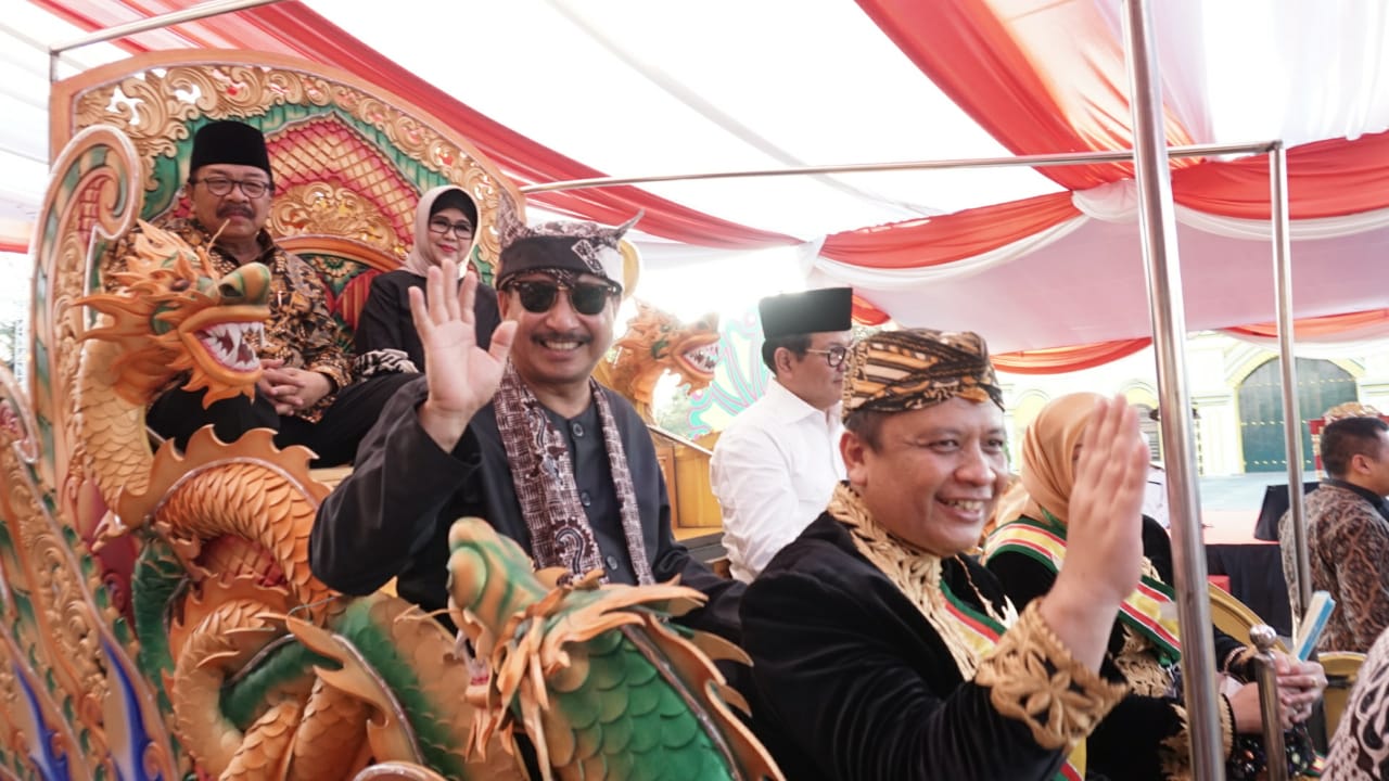 Menpar Arief Yahya dan Gubernur Soekarwo berada dalam satu kereta berhiaskan naga. foto:kemenpar