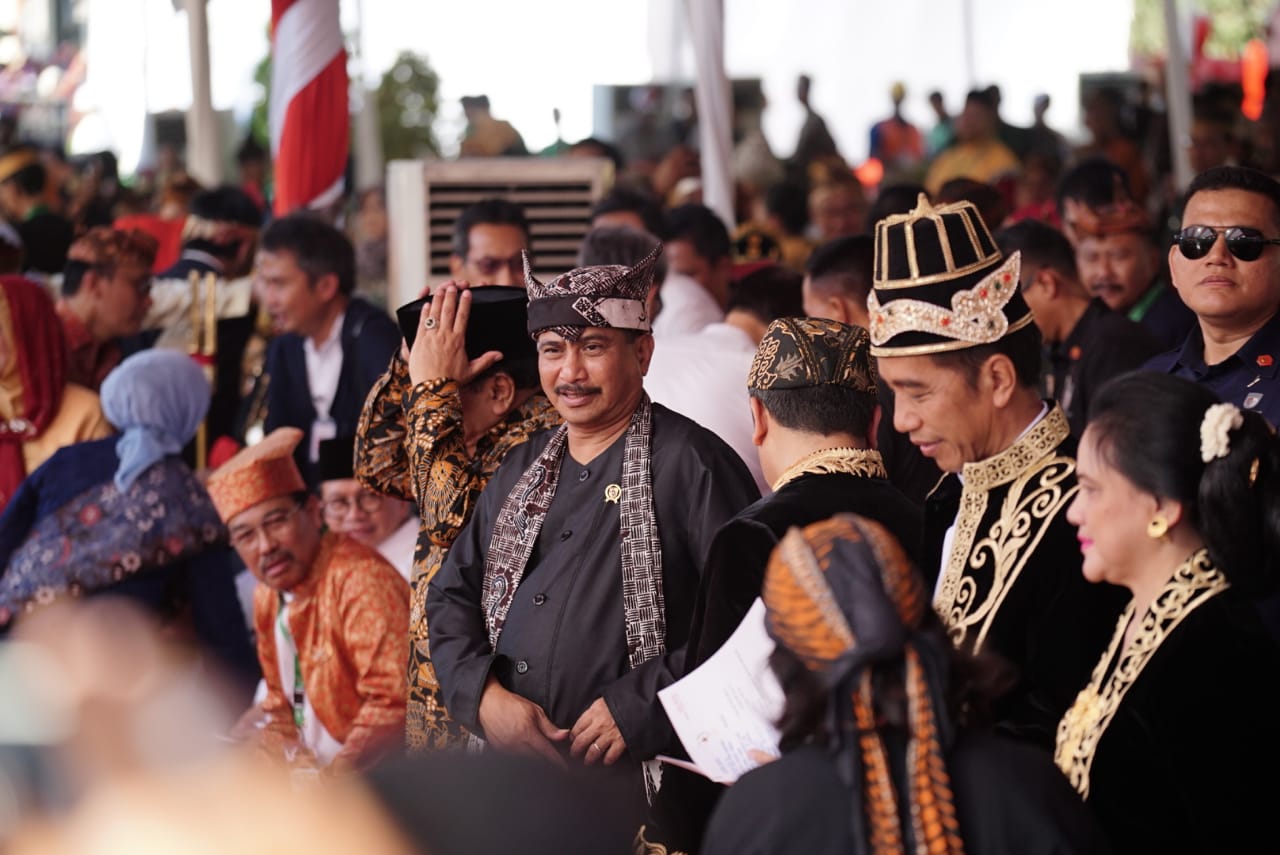 Presiden dan Menpar, sama-sama dalam balutan adat yang memukau. foto:kemenpar
