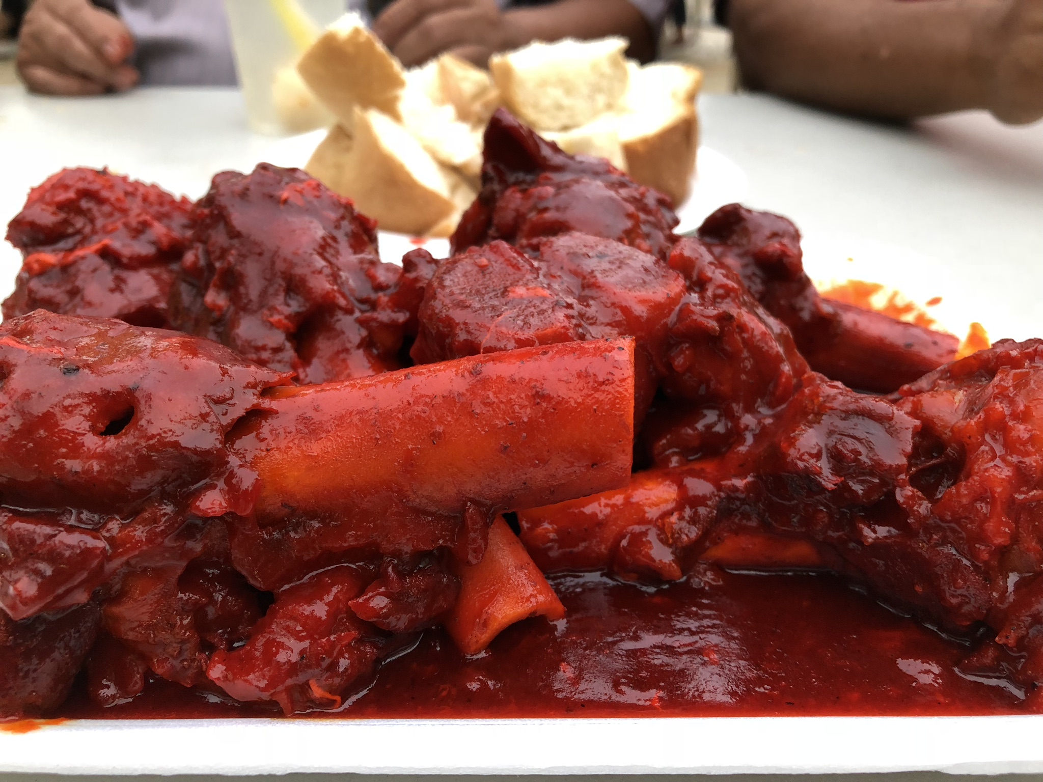 Sup Tulang Merah, salah satu makanan populer di Singapura. (Foto Arif Afandi/ngopibareng)