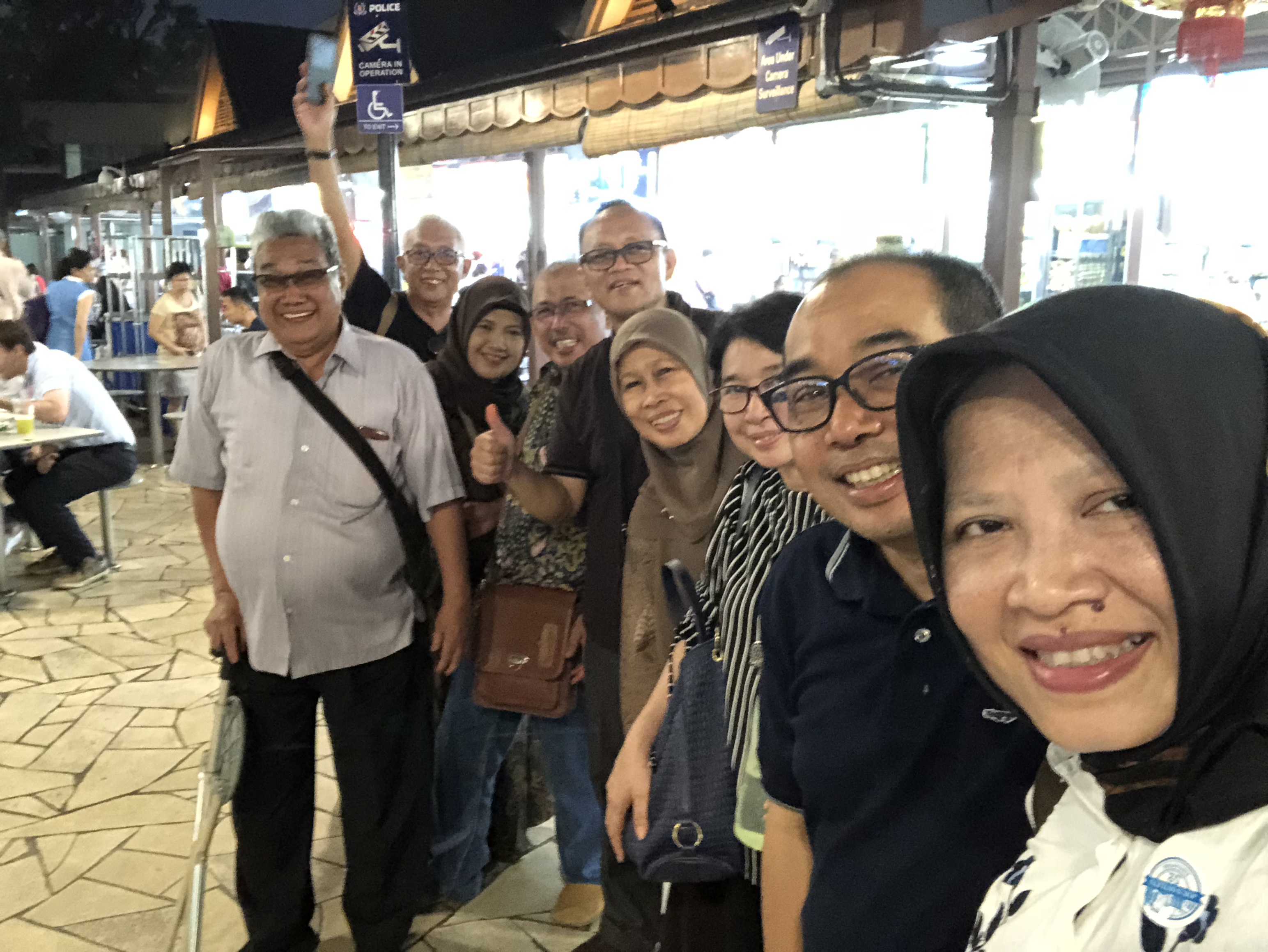 Kumpul ora kumpun mangan. Ketua P4M Doelatif bersama penggemar kuliner di Singapuran.