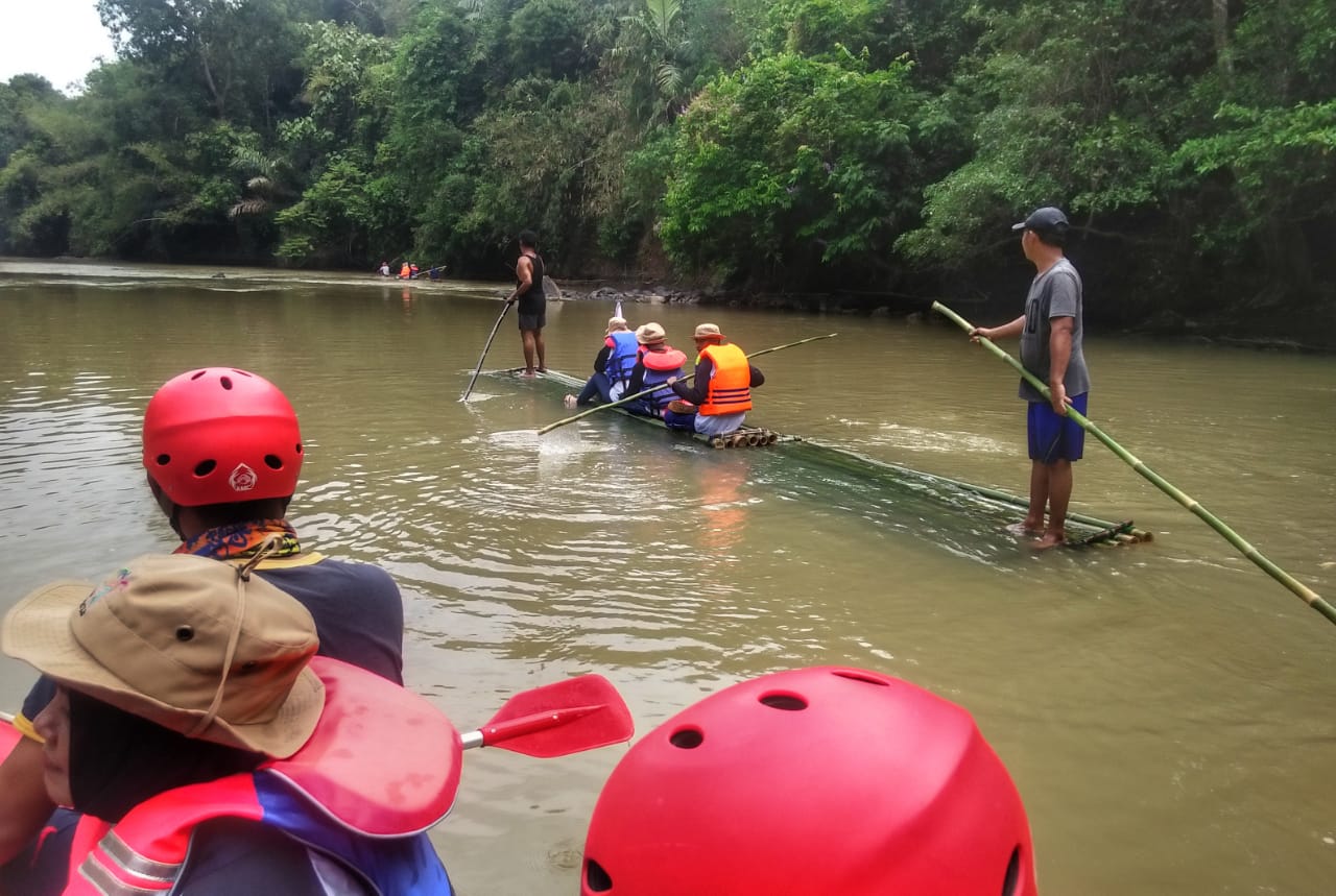 Rafting dengan bamboo, berani?
