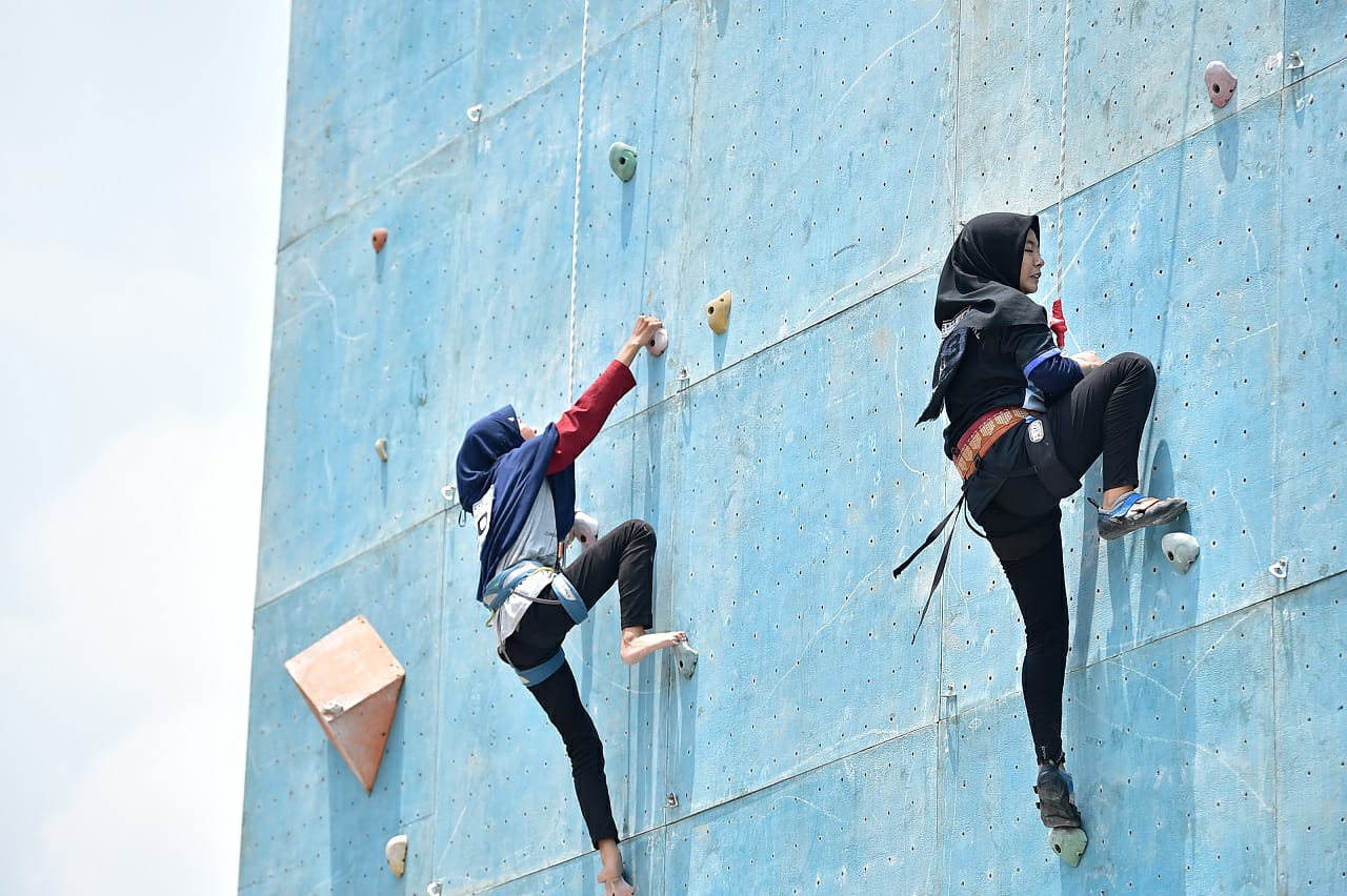 Panjat dinding salah satu cabang olah raga yang dipertandingkan di Porkab. (Foto: Totok/ngopibareng.id)