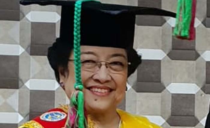 Megawati mengenakan toga saat menghadiri acara penganugerahan doktor kehormatan dari Universitas Negeri Padang untuk Dato' Seri Anwar Ibrahim, Senin 29 Oktober. (Foto: Antara)