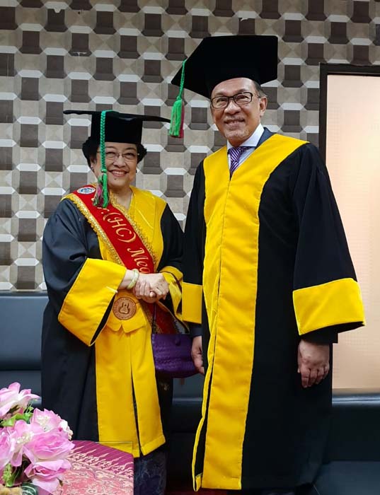 Megawati Soekarnopuutri dan Dato Seri Anwar Ibrahim di Universitas Negeri Padang (UNP), hari Senin 29 Oktober 2018. (Foto: Istimewa)
