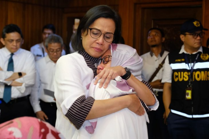 Menteri Kuangan Sri Mulyani memberikan suport salah satu keluarga korban jatuhnya pesawat Lion Air JT 610 rute Jakarta-Pangkal Pinang. Keluarga korban ini merupakan pegawai kementerian keuangan. (Foto: Birkom Kemenkeu)