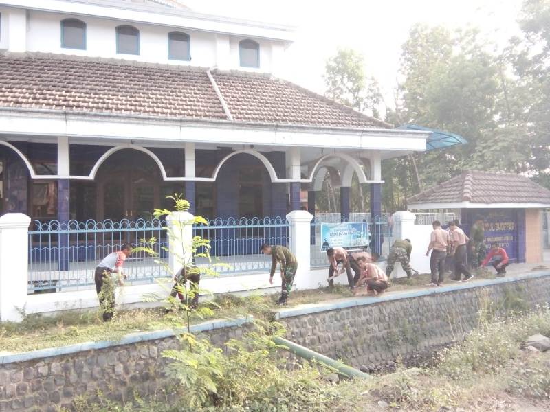 Anggota Saka Wira Kartika Kodim 0815 Mojokerto Saat Karya Bakti Di Salah Satu Lokasi