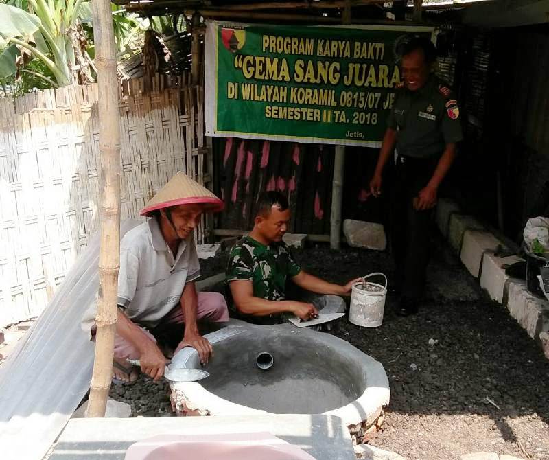 Pembuatan Jamban Dipantau Langsung Danramil 0815/07 Jetis Kapten Inf Sasminto