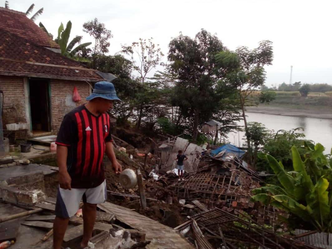 Warga mencari barang-barang berharga yang porak-poranda akibat diterjang air sungai Bengawan Solo yang jebol tanggulnya, Minggu, 28 Oktober 2018 dinihari. (Foto: Totok/ngopibareng.id)