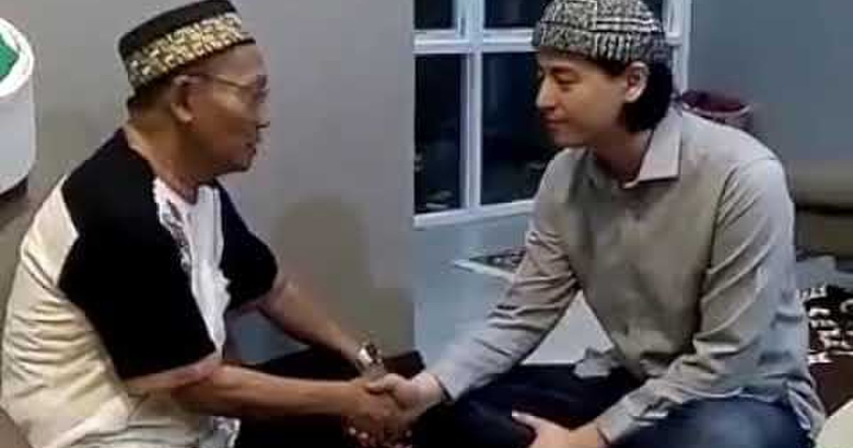 Roger Danuarta mengucap dua kalimat syahadat dibimbing Ustadz Insan Mokoginta. Foto: capture MCY.