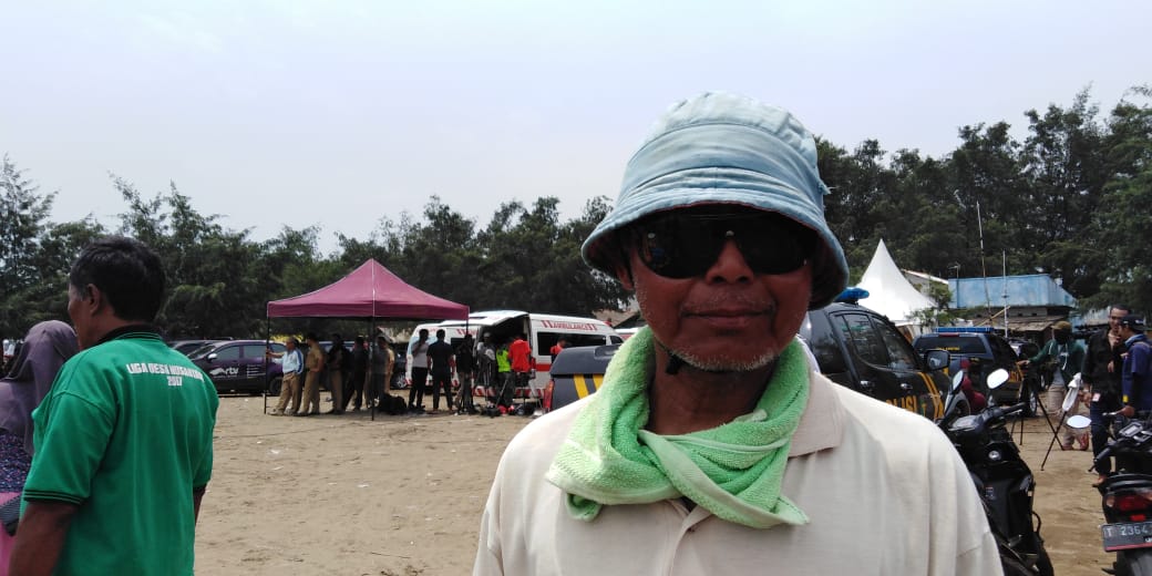 Mamat salah satu pedagang yang mengais rezeki di Pantai Tanjung Pakis. (Foto: Farid/ngopibareng.id)