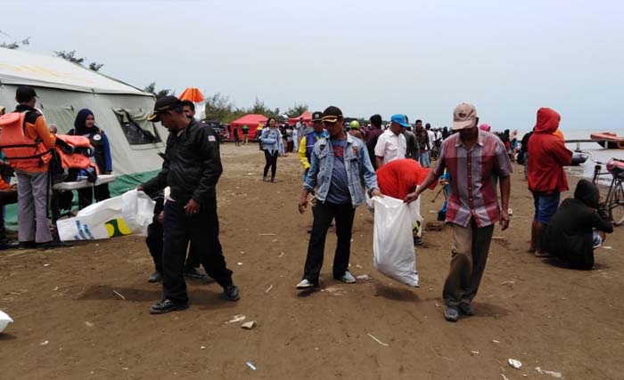 Puing-puing dari pesawat Lion JT 610 tiba di pantai Tanjungpakis, Kecamatan Tanjungjaya, Karawang. (Foto: Farid Miftah/ngopibareng.id)