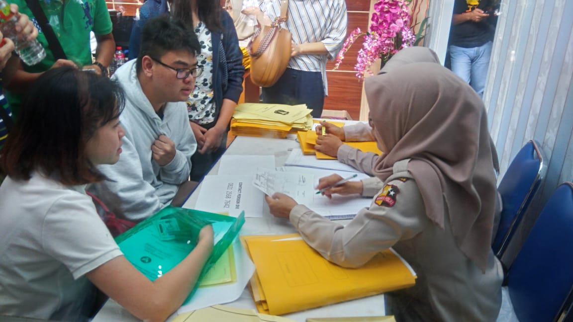 Kesibukan di Posko Ante Mortem RS Polri Kramat Jati Jakarta Timur. (Foto: Asmanu/ngopibareng.id)