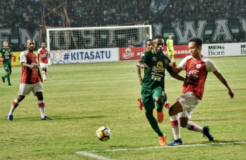 Persebaya vs Persipura. (foto: ngopibareng)