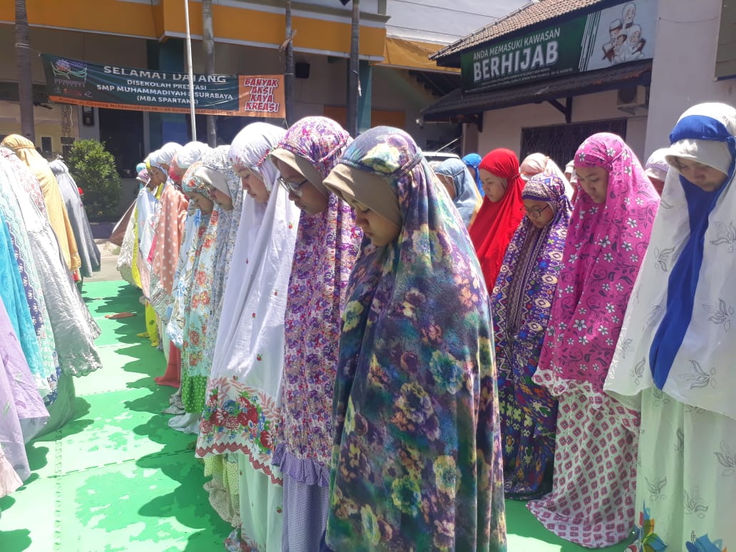 Siswa SMP Muhammadiyah 2 Surabaya melakukan salat gaib dan doa bersama.