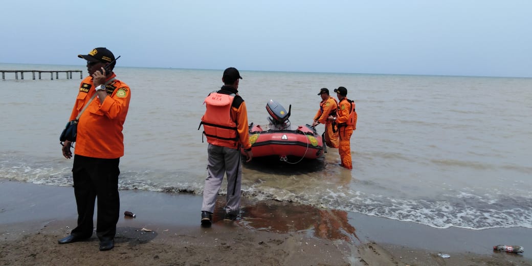 Tim SAR saat berada di Pantai Tanjung Pakis Karawang Jawa Barat. (Foto: Farid/ngopibareng.id)