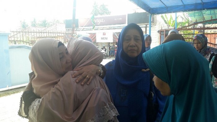 Mimin Suratmi, istri HK Junaidi menerima ucapan duka cita dari beberapa rekannya.