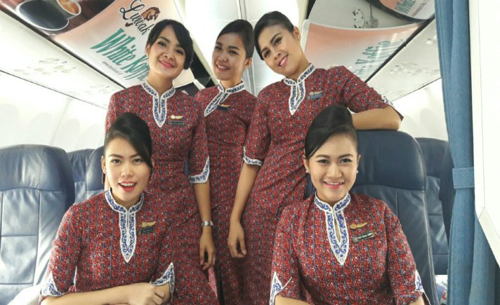 Fita Damayanti Simarmata (tengah) suka foto bersama bersama rekan-rekannya.