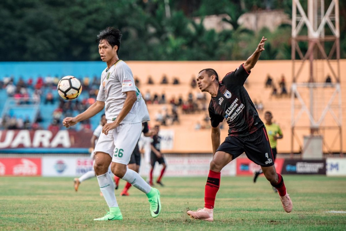 Striker Persebaya, Rishadi Fauzi (putih). (foto: Haris/ngopibareng)