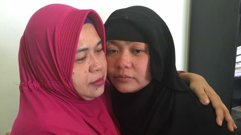 Pelukan terakhir Tuti Tursilawati dengan sang ibu, Iti Sarniti, pada Mei 2018 lalu. Foto: dokumen Migrant Care.